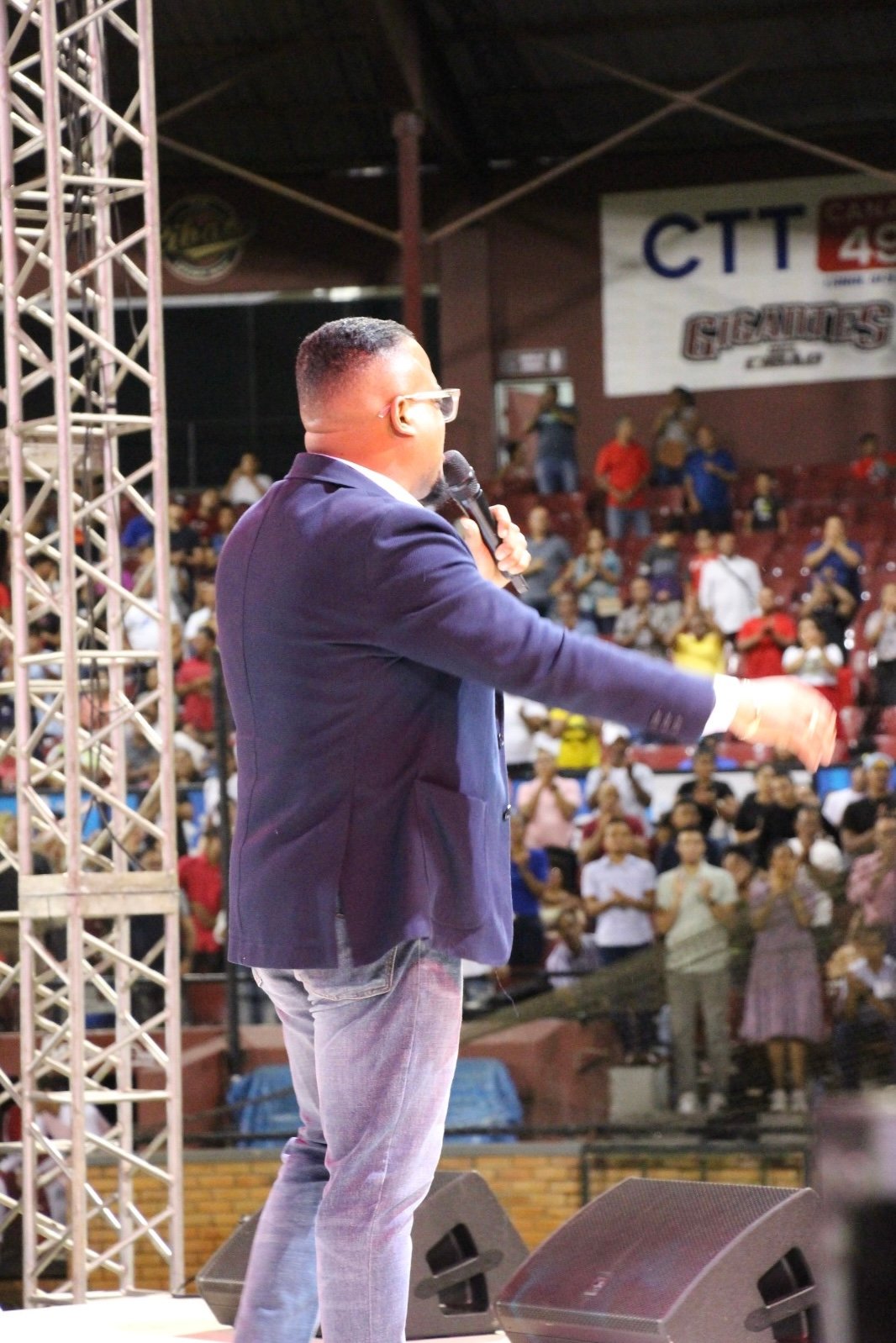 Jonatan Gómez compartiendo la Palabra en una cruzada evangelística