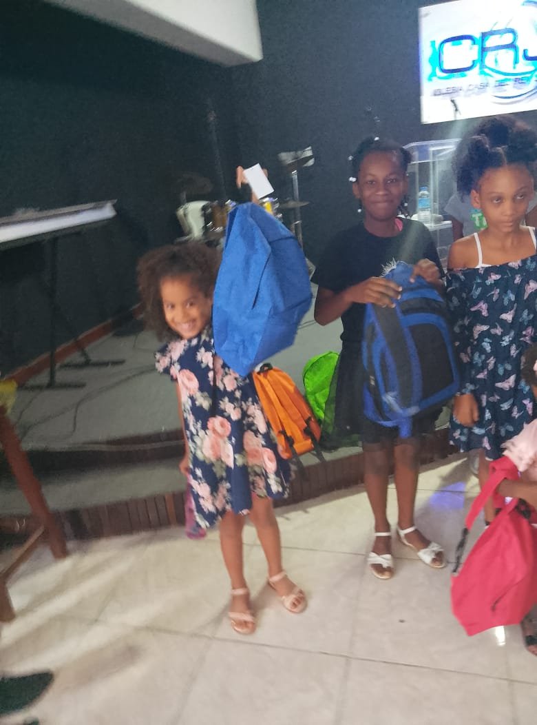 Entrega de mochilas y útiles escolares