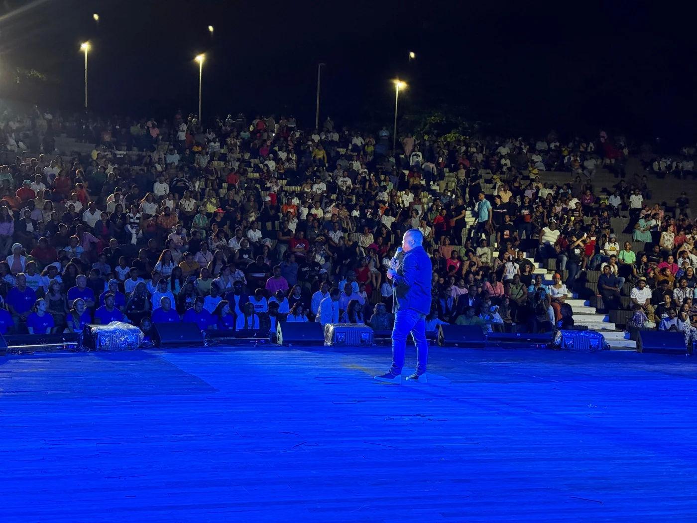 Jonatan Gómez compartiendo la Palabra en una cruzada evangelística